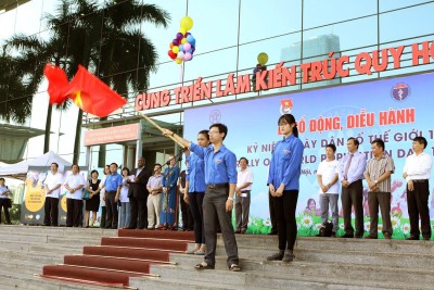 Đại diện Đoàn thanh niên nhận cờ cổ động, phát lệnh ra quân diễu hành hưởng ứng